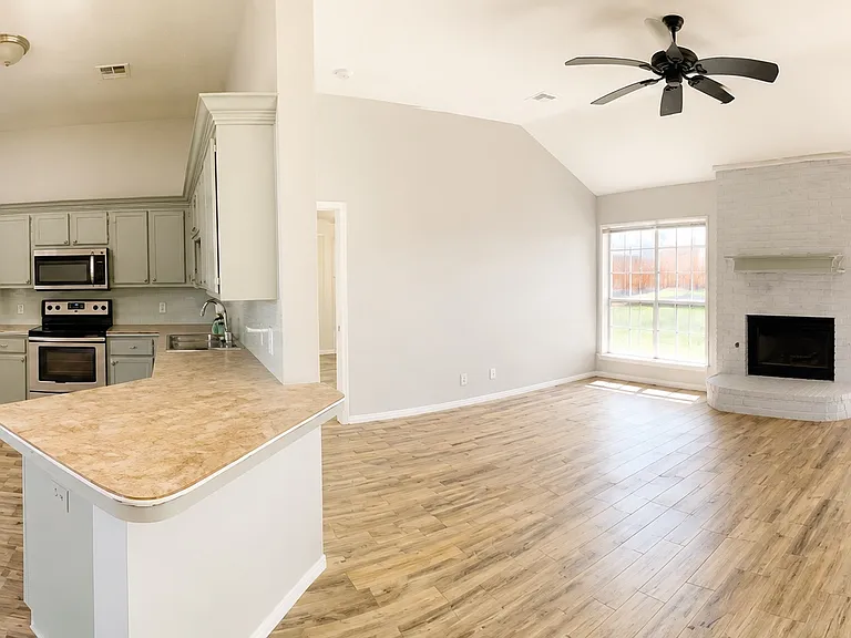 913 Chartrand Ct — Photo 7