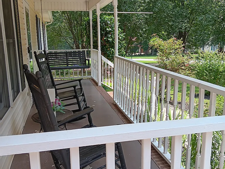 1631 Warwick Ct — Photo 2