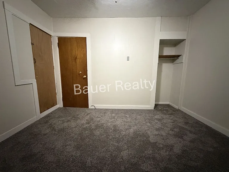 728 W 10th St — Photo 16