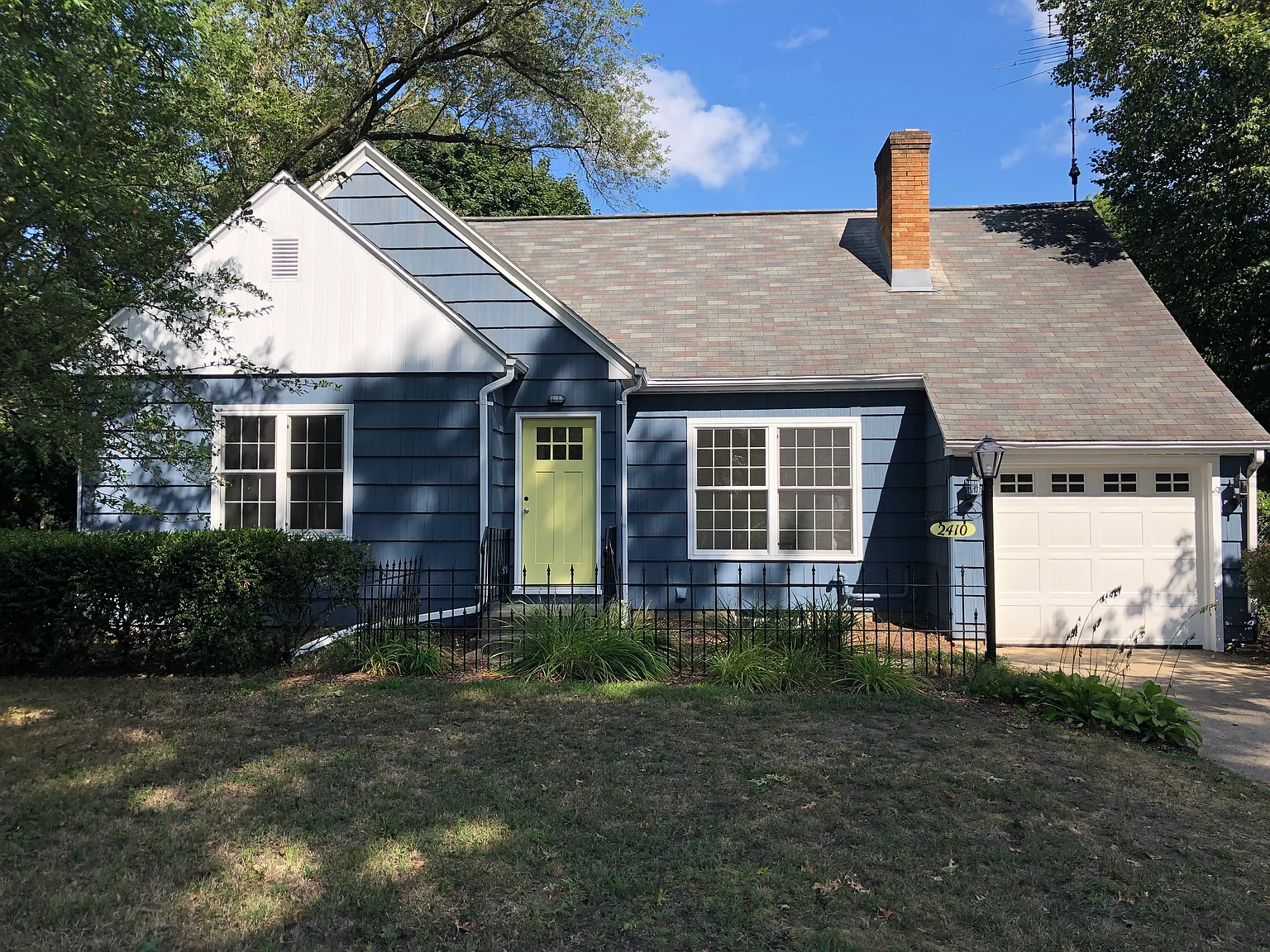2410 Oak St photo 1