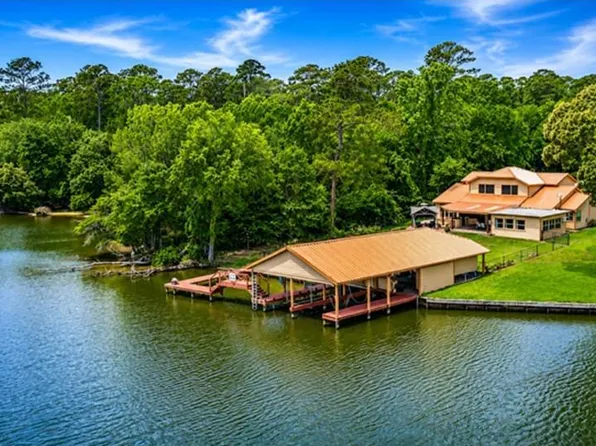 56 Magnolia Dr, Huntsville, TX 77340