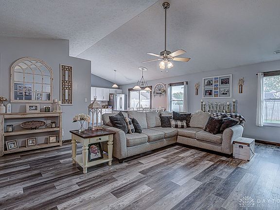 5th image of 409 Hollyhock Ct