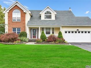4 Cobblestone Ct, Farmingville, NY 11738