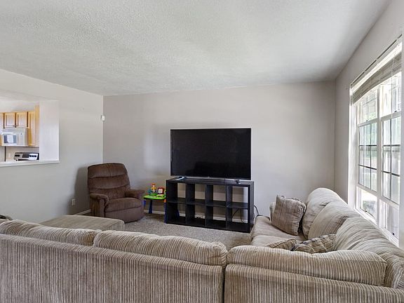 3rd image of 296 Daniel Dr