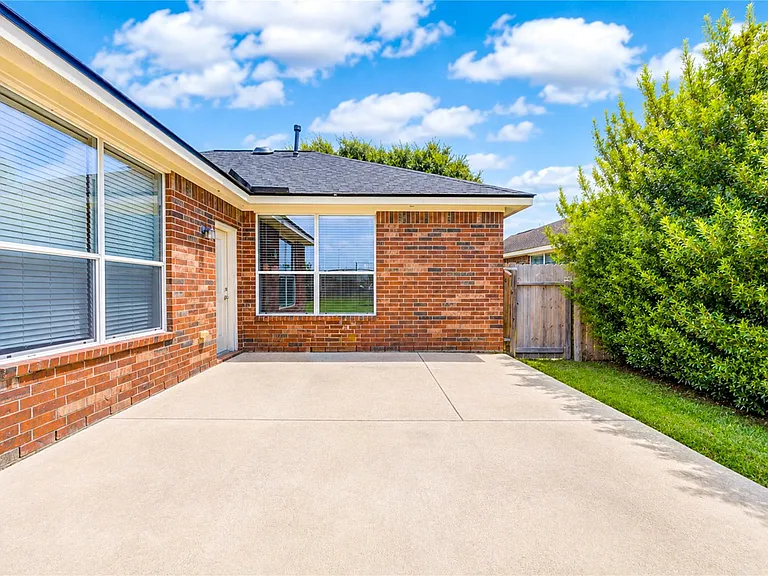 22027 Field Green Dr — Photo 22