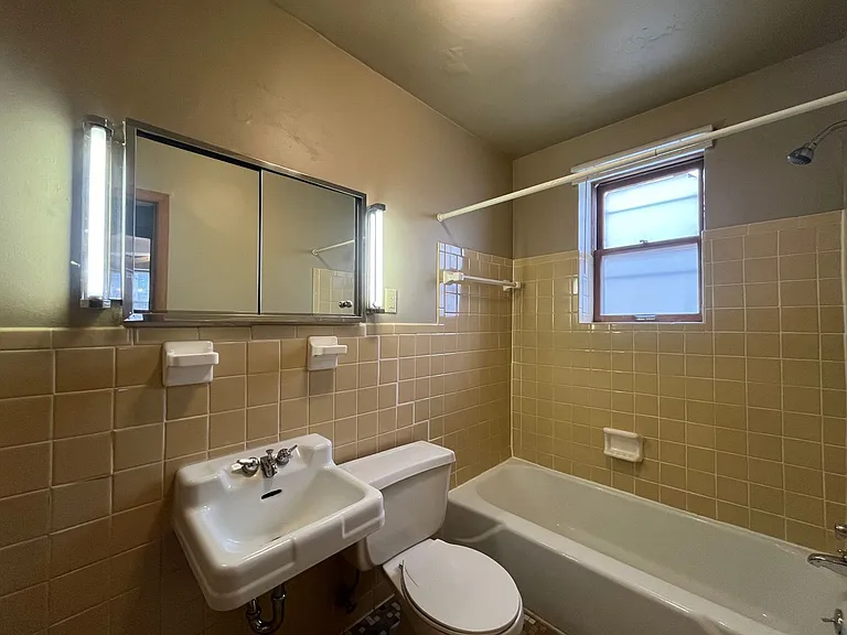 996 Van Buren — Photo 15