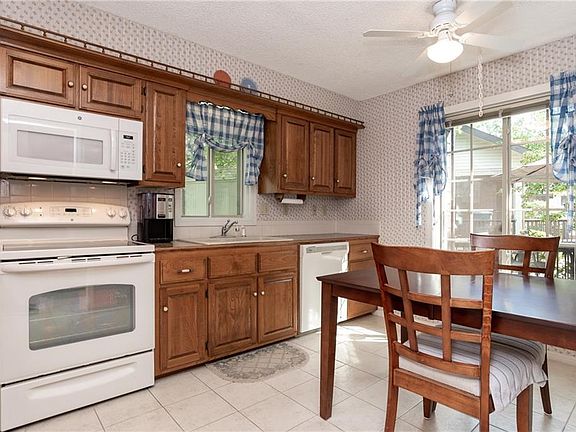 4th image of 27 Lunsford Ln