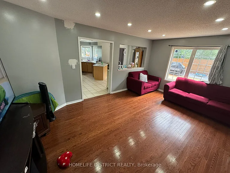 1100 Ashgrove Cres — Photo 24