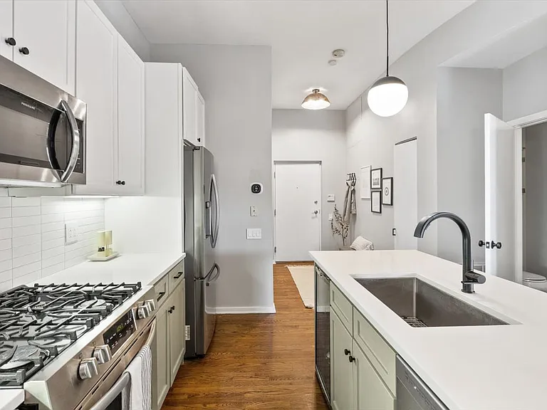 1955 N Leavitt St #2B — Photo 4