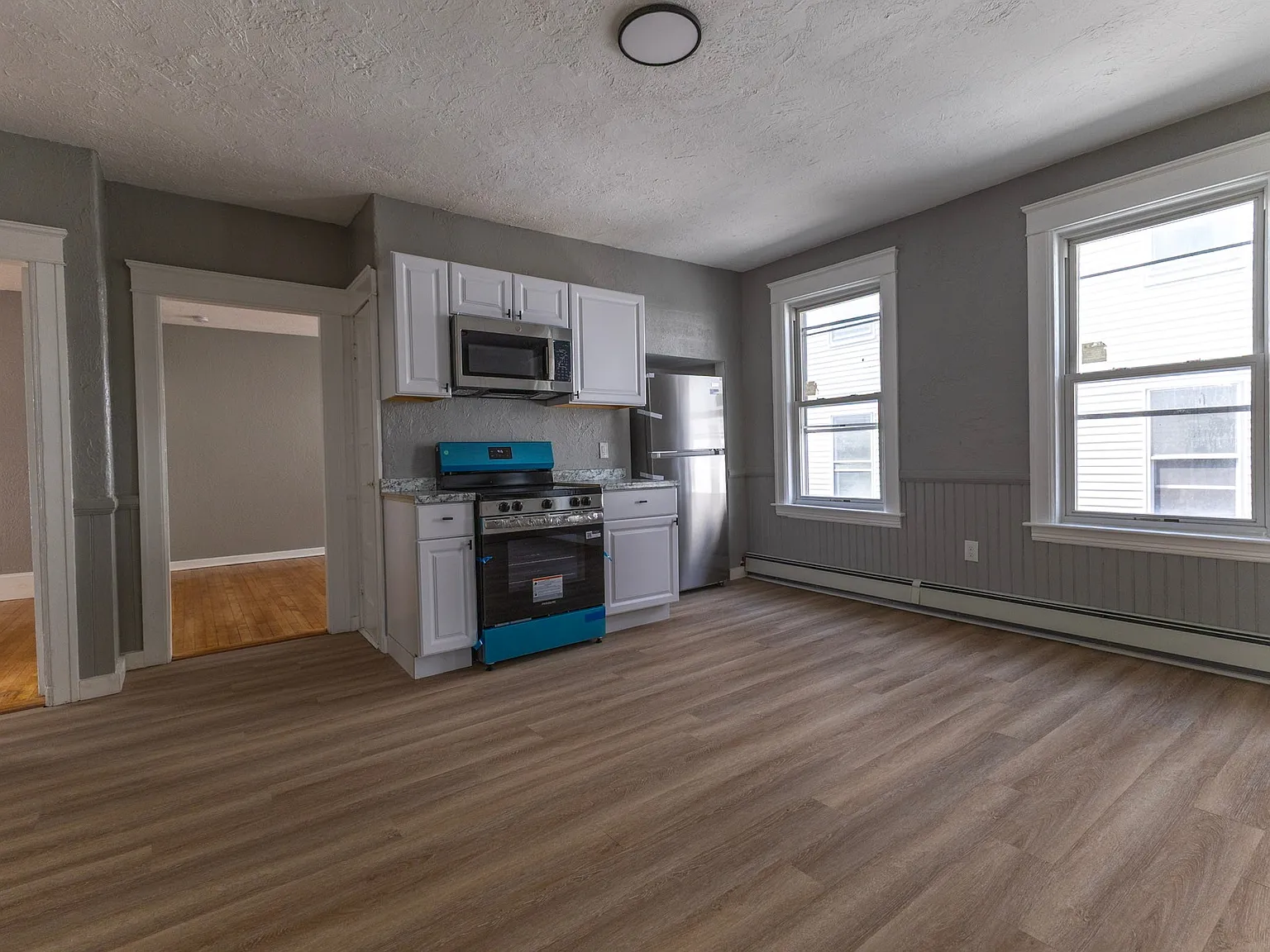 3 bed, 1300 sqft, $2,600 — Photo 2