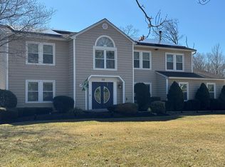 20 Chuck Ln, Selden, NY 11784