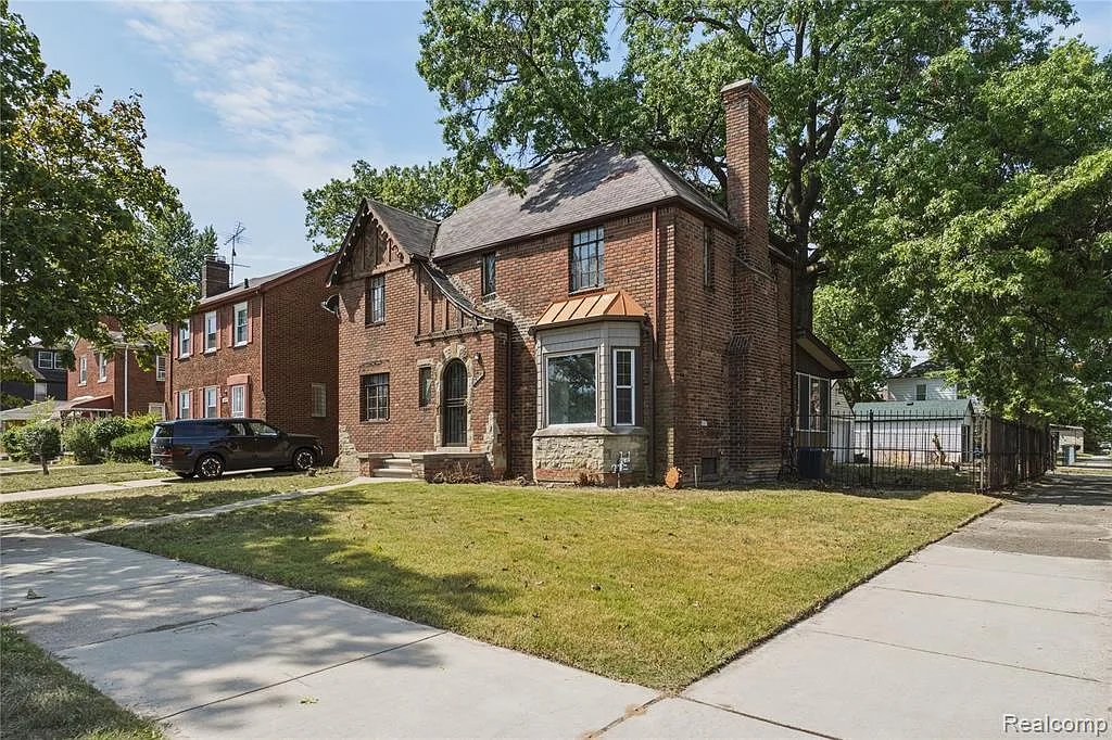 4 bed, 1.5 bath, 1596 sqft, $1,900 — Photo 1