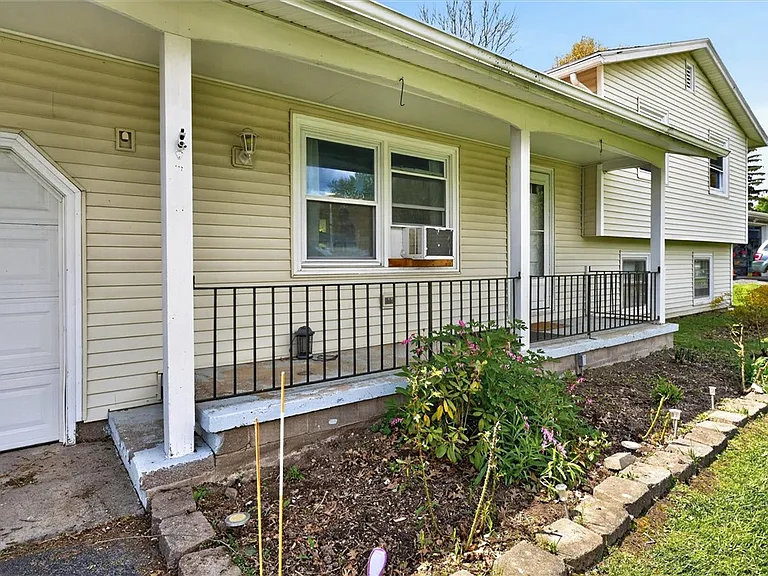 1399 Creek St — Photo 5