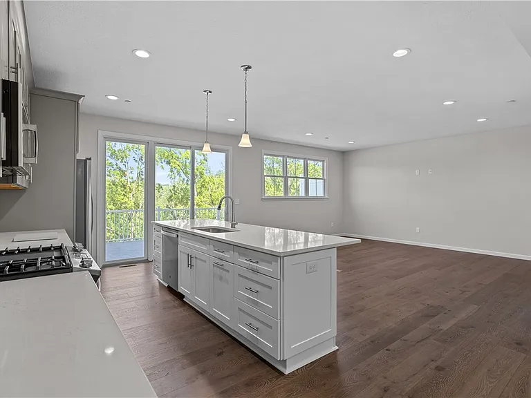 413 Walnut Ct — Photo 5