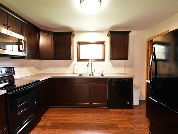 3rd image of 32 Oak St