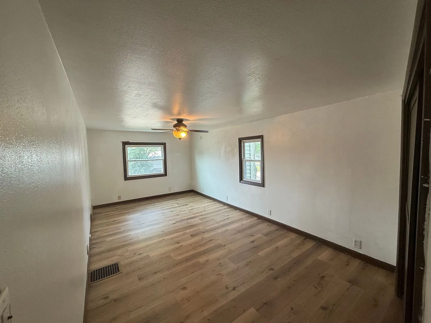 Spacious 4 Bedroom 1.5 Bathroom Updated Home — Photo 3