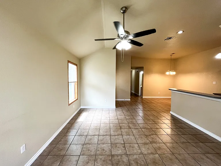 418 W Green Ave #A — Photo 3