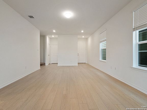 3rd image of 14839 Vance Jackson Rd #510