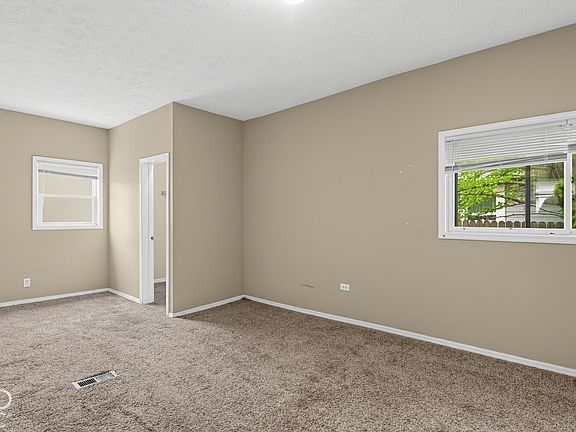 5th image of 131 N 6th Ave