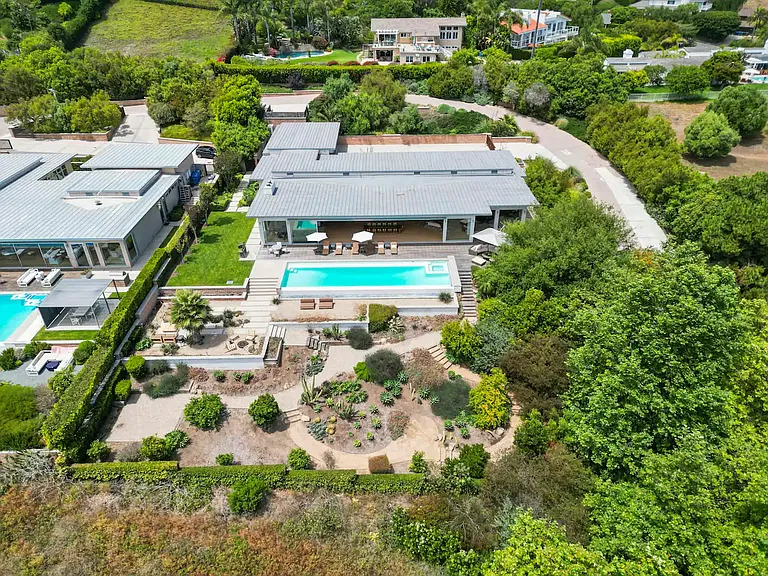 Discover unmatched luxury in this exquisite estate with stunning ocean views and top-tier amenities.