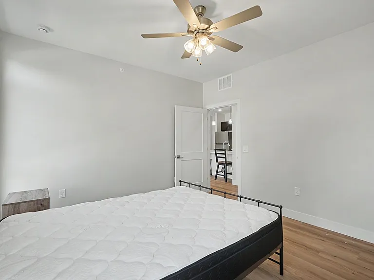 512 W Clark St — Photo 45
