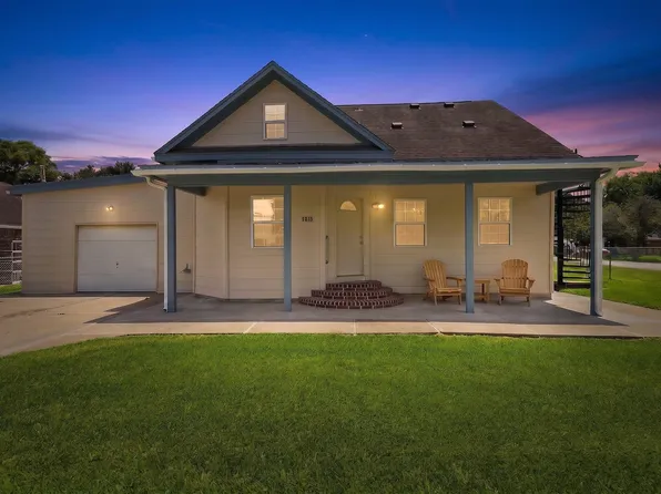 1215 E Walker St, League City, TX 77573