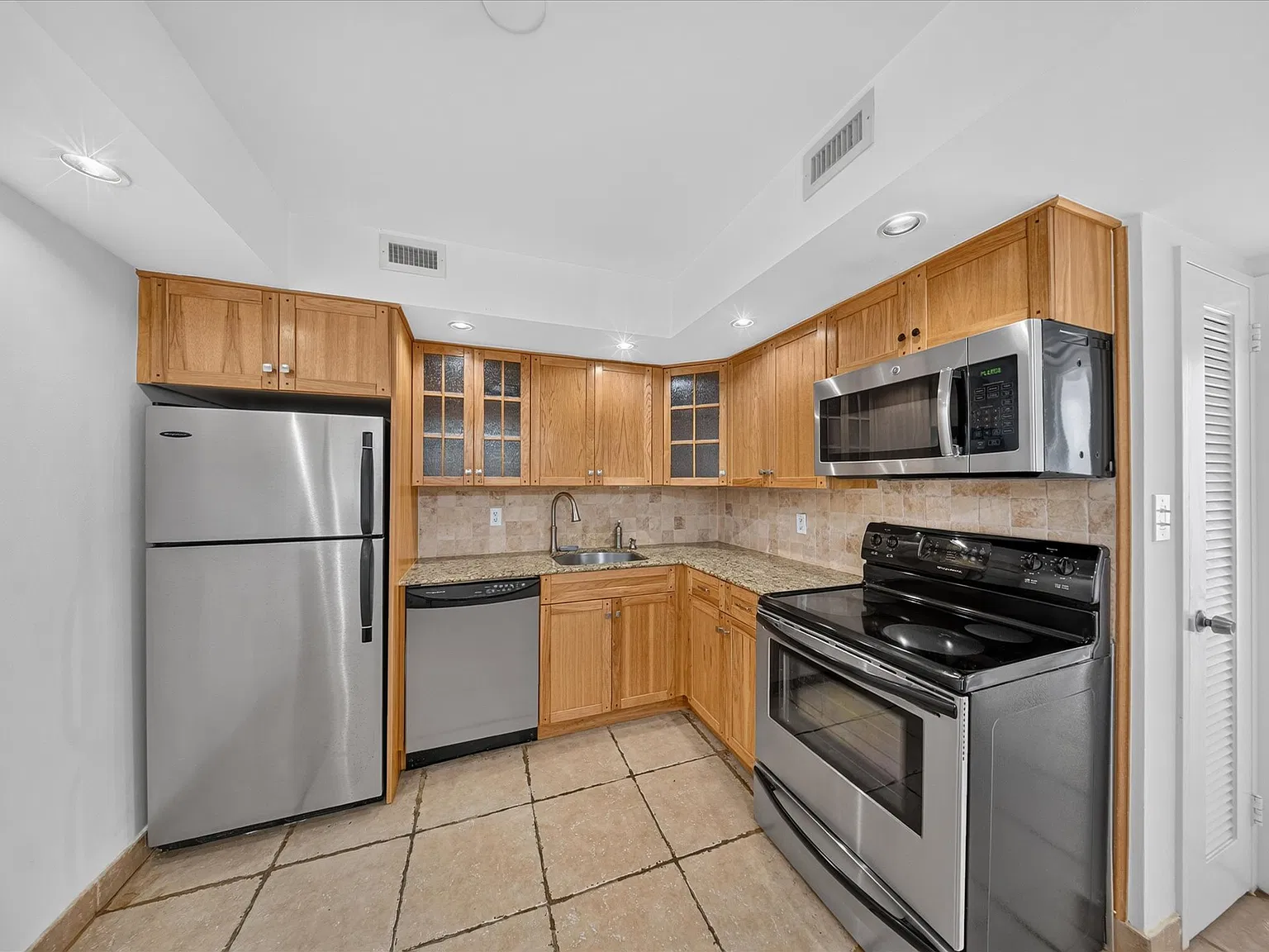 2 bed, 1190 sqft, $3,400 — Photo 3