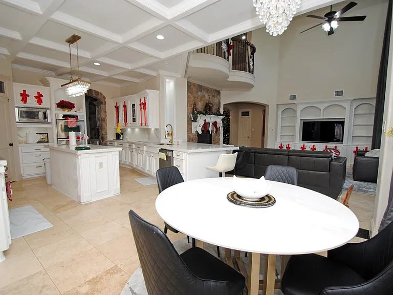 15823 Medina Lake Ln — Photo 11
