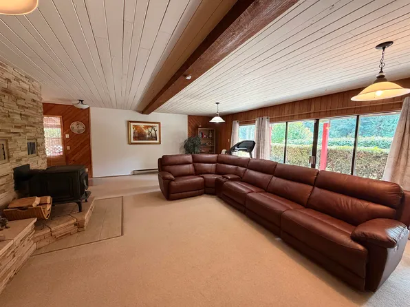 6568 Pickleball Ct, Sechelt, BC V7Z 0N3