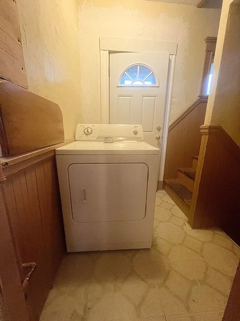 3 Off-Street Parking & In-Unit Laundry 3-bed — Photo 3