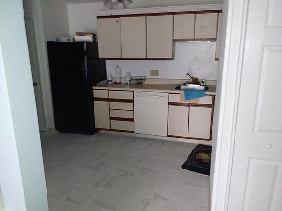 KITCHEN WITH CROWN MOLDING