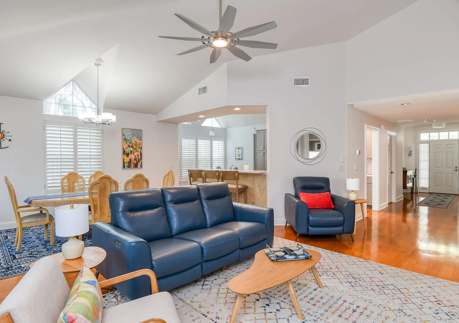 Luxury 4-bedroom - 4 bath with garage — Photo 4