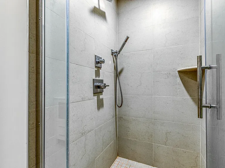 Brand New Luxury Apartments — Photo 38