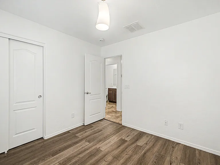 6918 S 46th Ln — Photo 23
