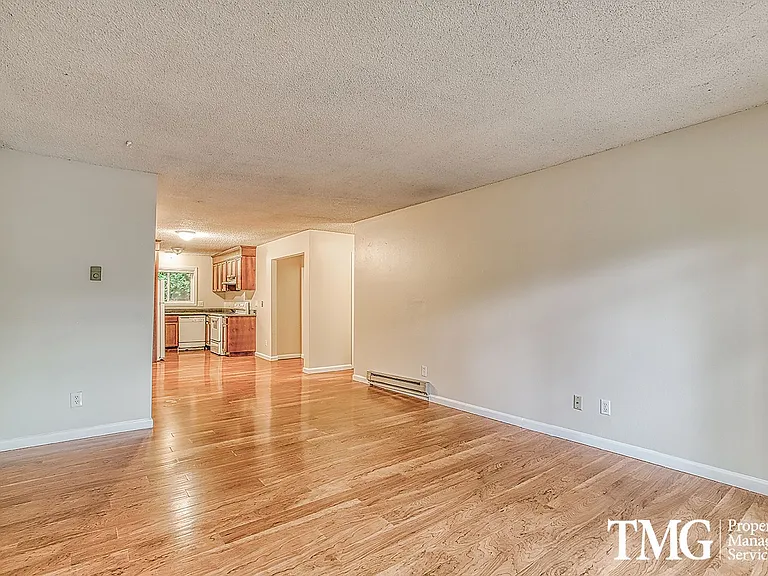 Montclair Apartments — Photo 9