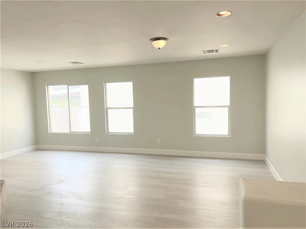 4 bed, 2.5 bath, 2231 sqft, $2,500 — Photo 3