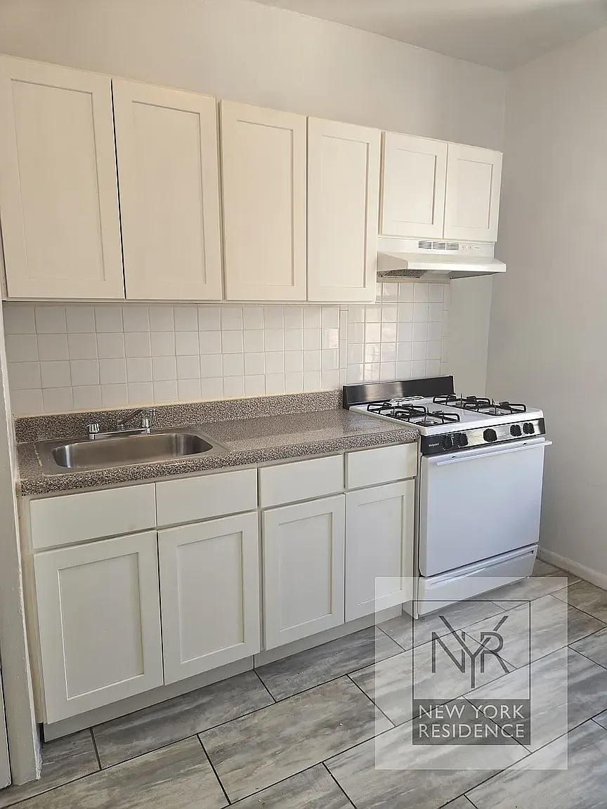 735 Walton Avenue — Photo 2