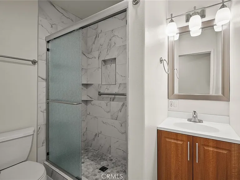 14335 Hamlin St — Photo 15