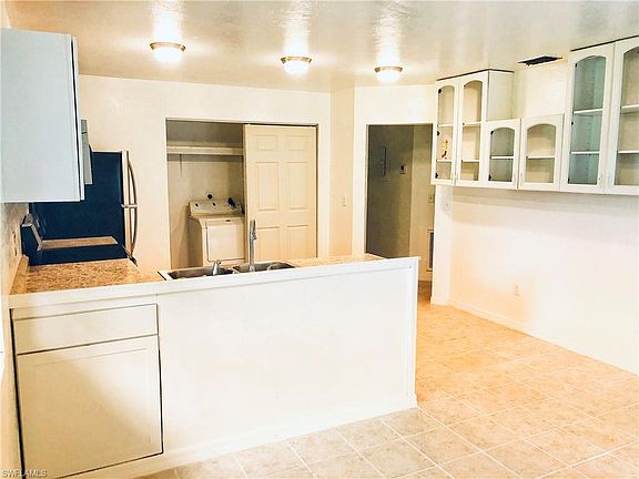 5th image of 421 San Bernardino St