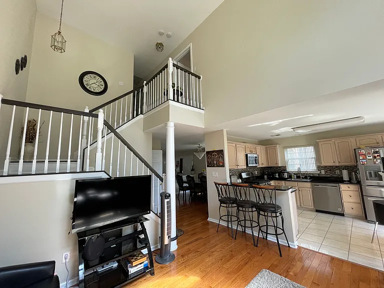 330 Fountayne Ln — Photo 2