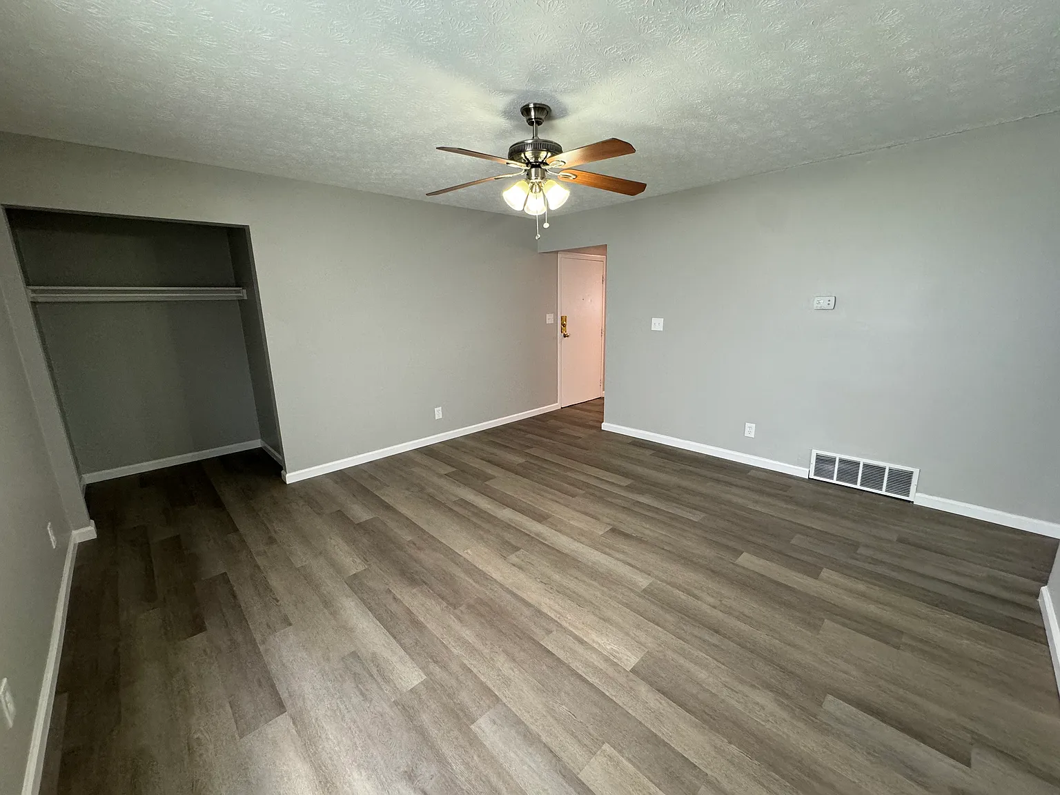 1470 Indianola Ave — Photo 3