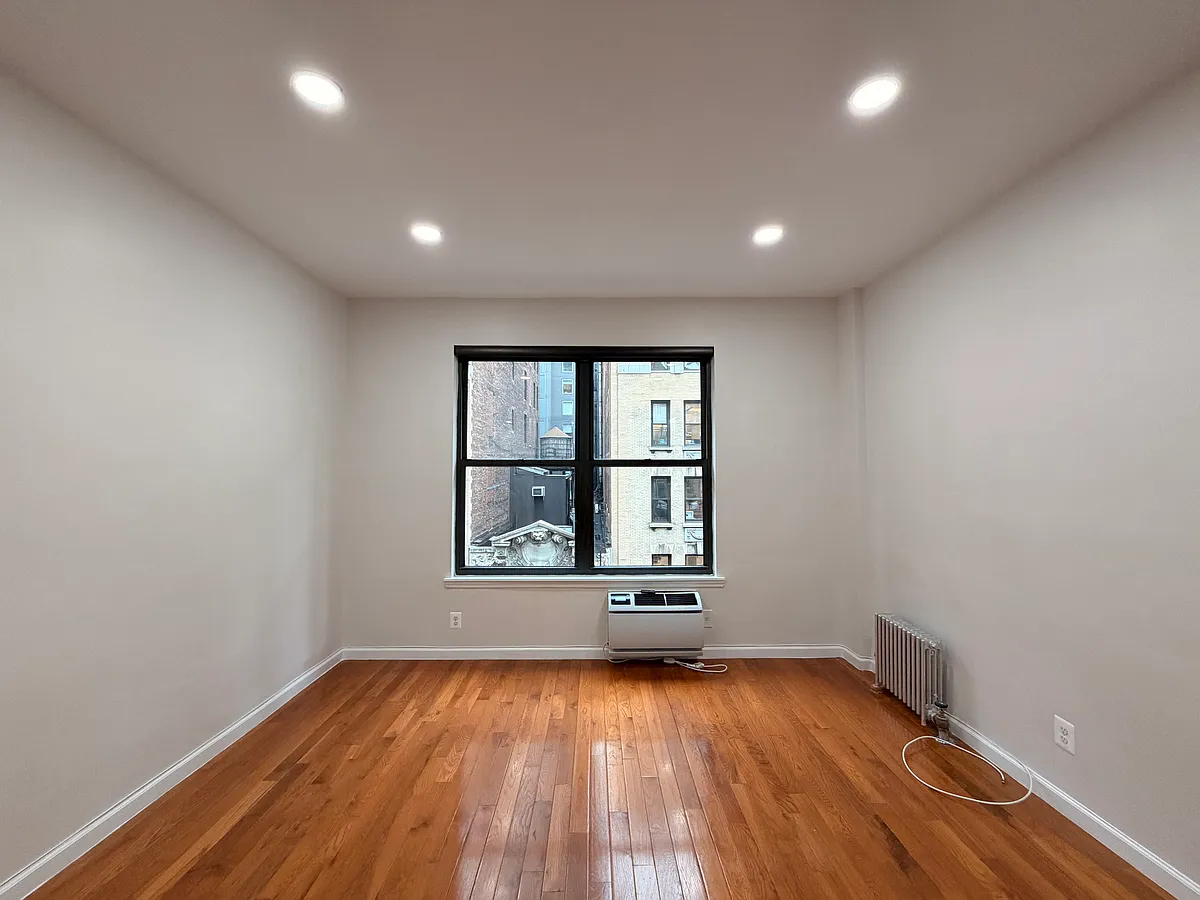 Building Photo - 11 E 32nd St #10B