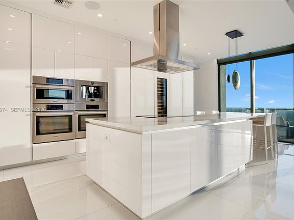 5th image of 88 SW 7th St #Penthouse 4303