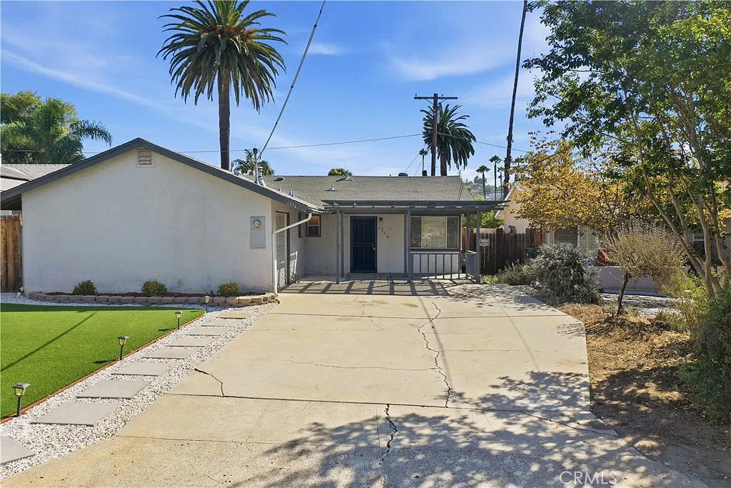 3 bed, 1136 sqft, $3,900 — Photo 1