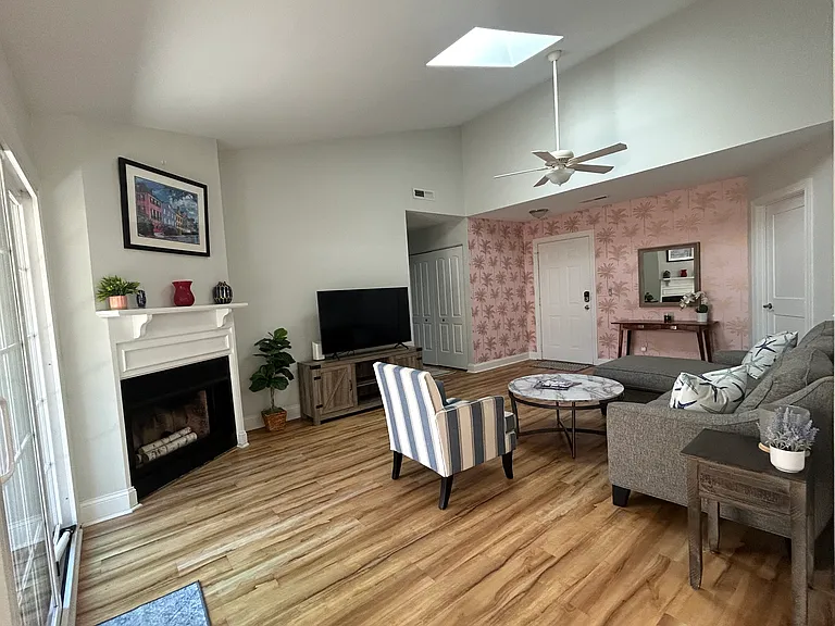 1112 Daffodil Ln — Photo 1