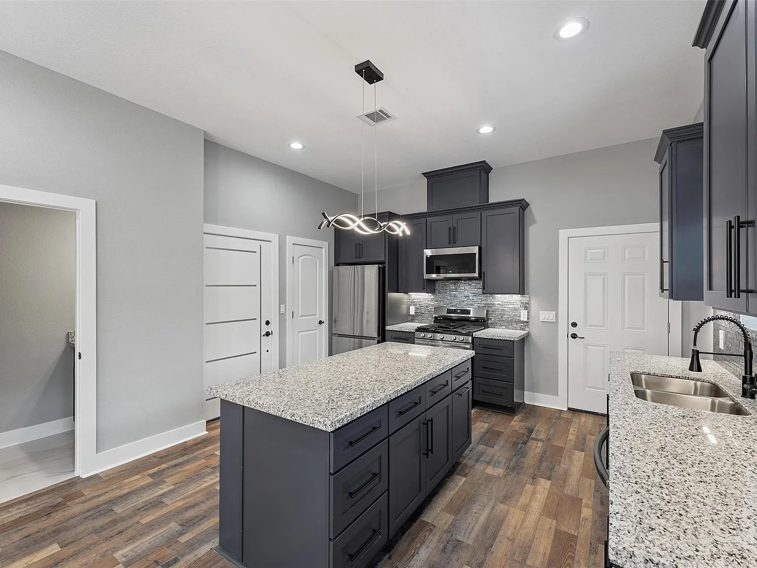3 bed, 2.5 bath, 1708 sqft, $2,200 — Photo 4