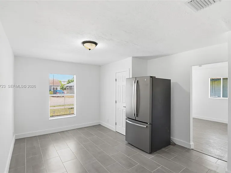 921 NW 5th Ave — Photo 9