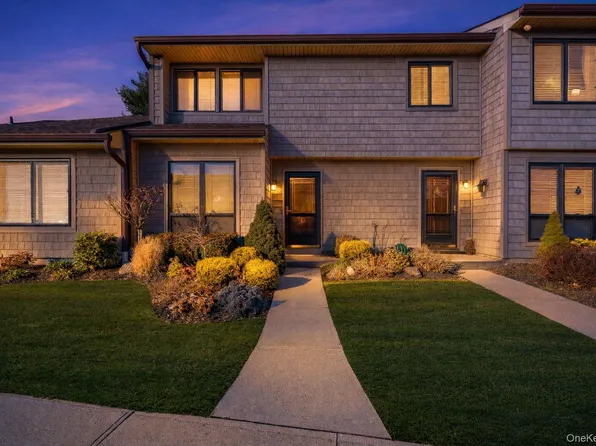 29 Stanford Court, Wantagh, NY 11793