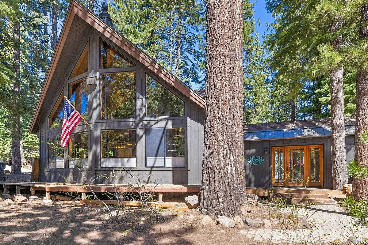 Front view - 15948 Northwoods Blvd