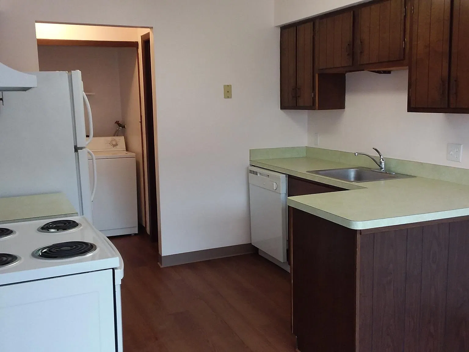 2 bed, 1.5 bath, 1058 sqft, $1,200 — Photo 4